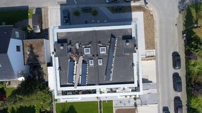 Grauthoff: Flachdach Neubau, Abdichtung Dach,Staffelgeschoss und Balkone aus Wolfin Folie, Gefälledämmung aus Polystyro