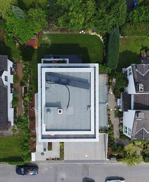 Grauthoff: Flachdach Neubau, Abdichtung Dach, Staffelgeschoss und Balkone aus Bauder Bitumenbahnen, Gefälledämmung aus Polystyrol