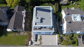 Grauthoff: Flachdach Neubau, Abdichtung Dach, Staffelgeschoss und Balkone aus Bauder Bitumenbahnen, Gefälledämmung aus Polystyrol