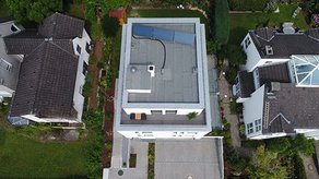 Grauthoff: Flachdach Neubau, Abdichtung Dach, Staffelgeschoss und Balkone aus Bauder Bitumenbahnen, Gefälledämmung aus Polystyrol