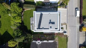 Grauthoff: Flachdach Neubau, Abdichtung Dach, Staffelgeschoss und Balkone aus Bauder Bitumenbahnen, Gefälledämmung aus Polystyrol